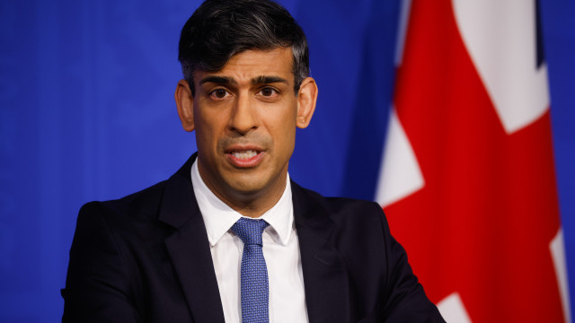 British Prime Minister Rishi Sunak has promised that flights to deport migrants to Rwanda will begin in 10 to 12 weeks as the plan enters its final stage in parliament 22 04 2024